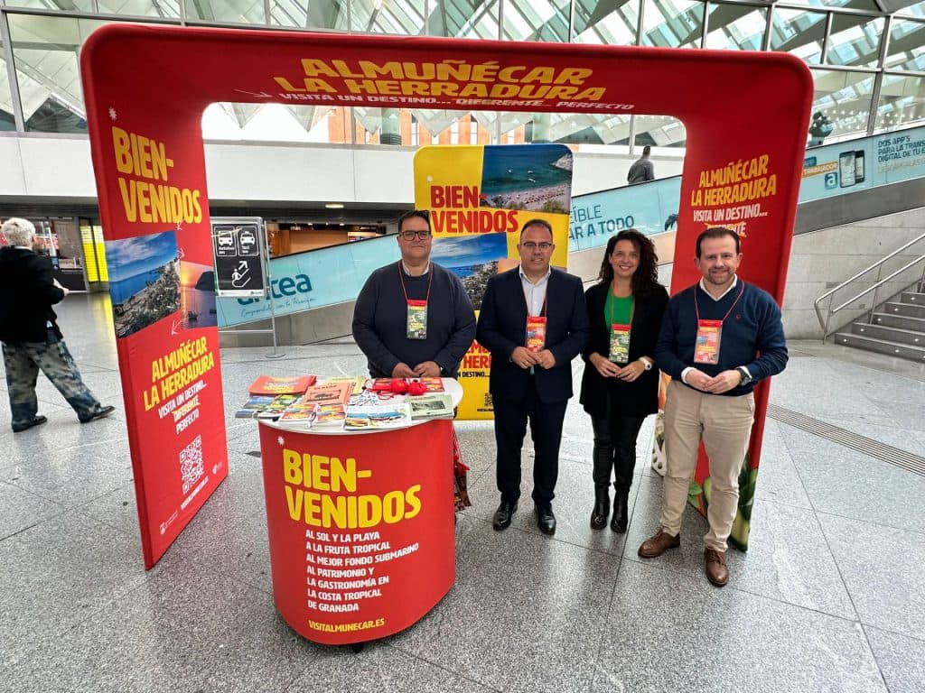 Almuñécar recibe a los viajeros en la estación de Atocha durante la semana de FITUR