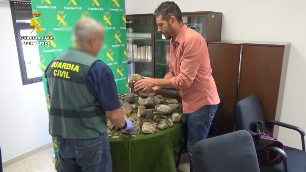 Recuperados más de 100 restos de mamuts expoliados de un yacimiento paleontológico en Granada