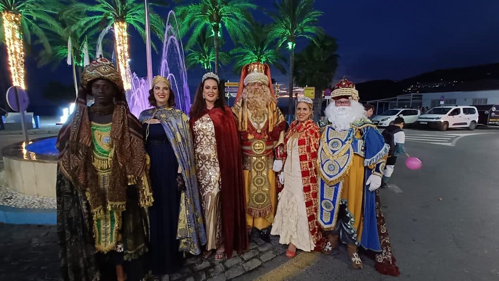 Los Reyes Magos acompañados de sus respectivas Reinas repartieron ilusión y regalos en la Cabalgata de La Herradura