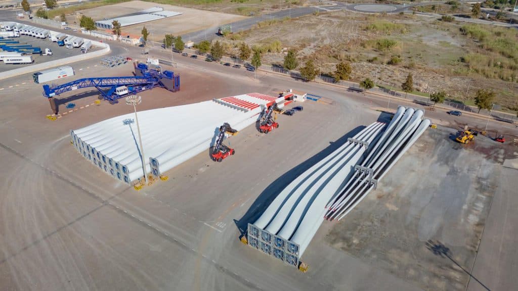 El Puerto de Motril comienza 2025 exportando a EEUU palas para aerogeneradores de más de 80 metros