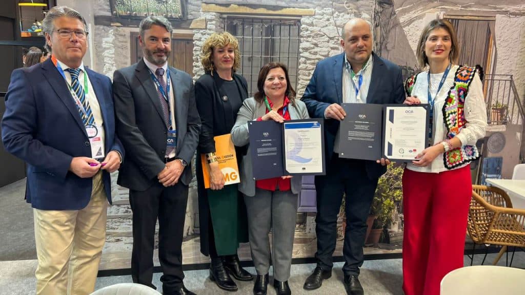 Salobreña recibe en Fitur las certificaciones de las playas de la Charca y Punta del Río