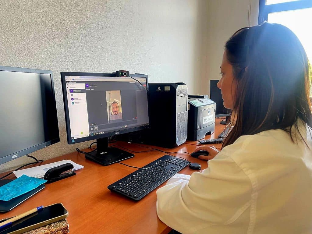 El servicio de Urología del Hospital de Motril evita el desplazamiento de 200 pacientes gracias a la implantación de la videoconsulta