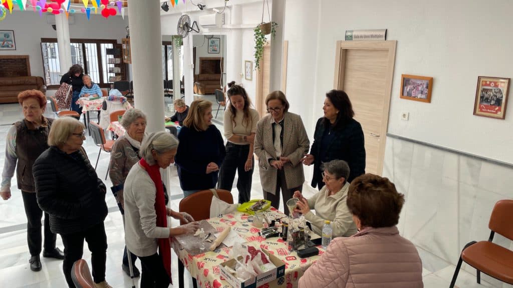 El Centro de Participación Activa de Almuñécar alberga 30 talleres para mayores