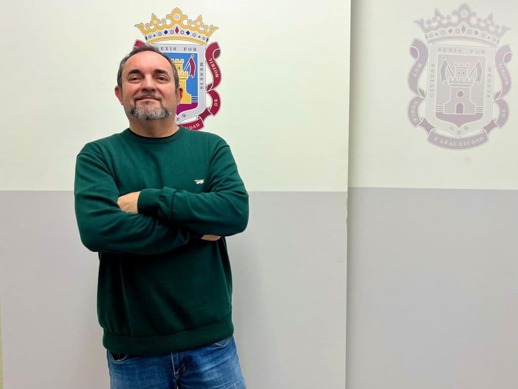 El arte textil y la poesía se entrelazan en “Lecturas Poéticas”, la nueva exposición de Rebeca Morgan