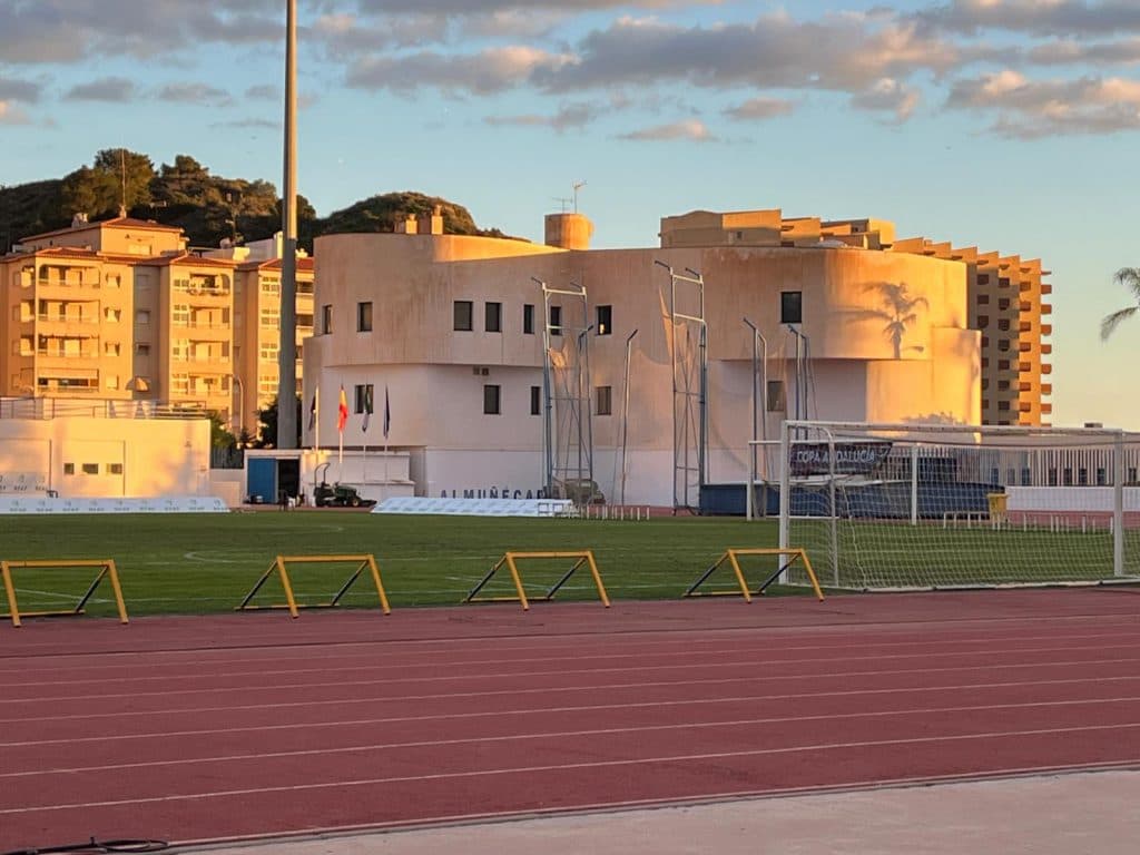 El PSOE lamenta la mala imagen que está dando Almuñécar en el Campeonato Alevín de Andalucía de Fútbol «con las paredes del edificio que pega al estadio manchadas aún de calima»