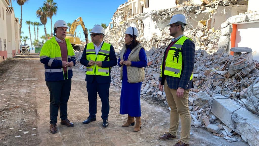 Las obras de demolición del antiguo complejo Turismo Tropical de Almuñécar finalizarán antes de Semana Santa