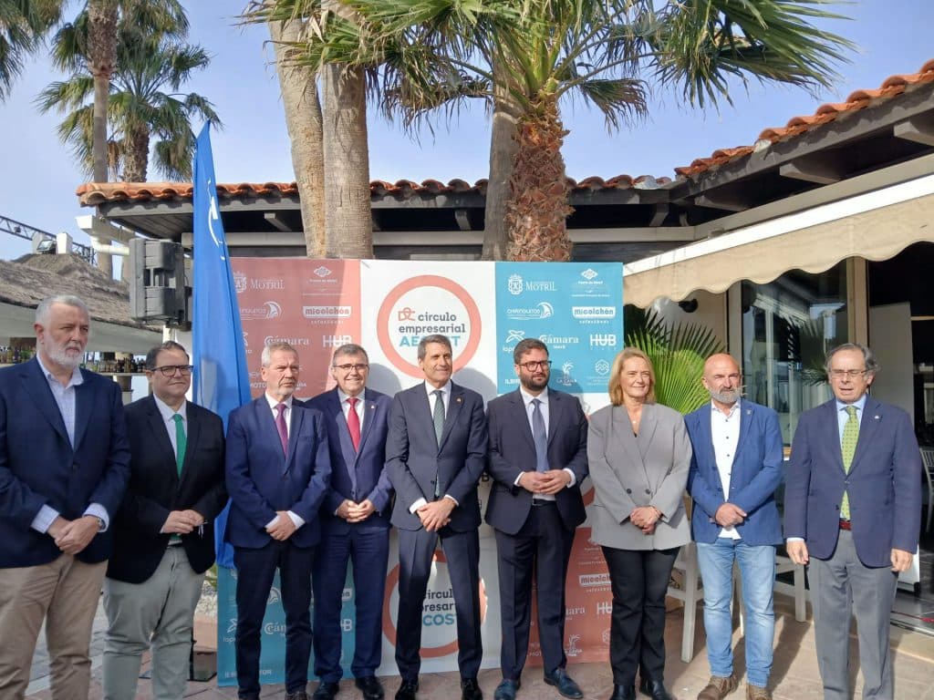 Apoyo masivo de asistencia en el Círculo Empresarial de AECOST, protagonizado por Pedro Fernández, abordando las infraestructuras de la Costa Tropical