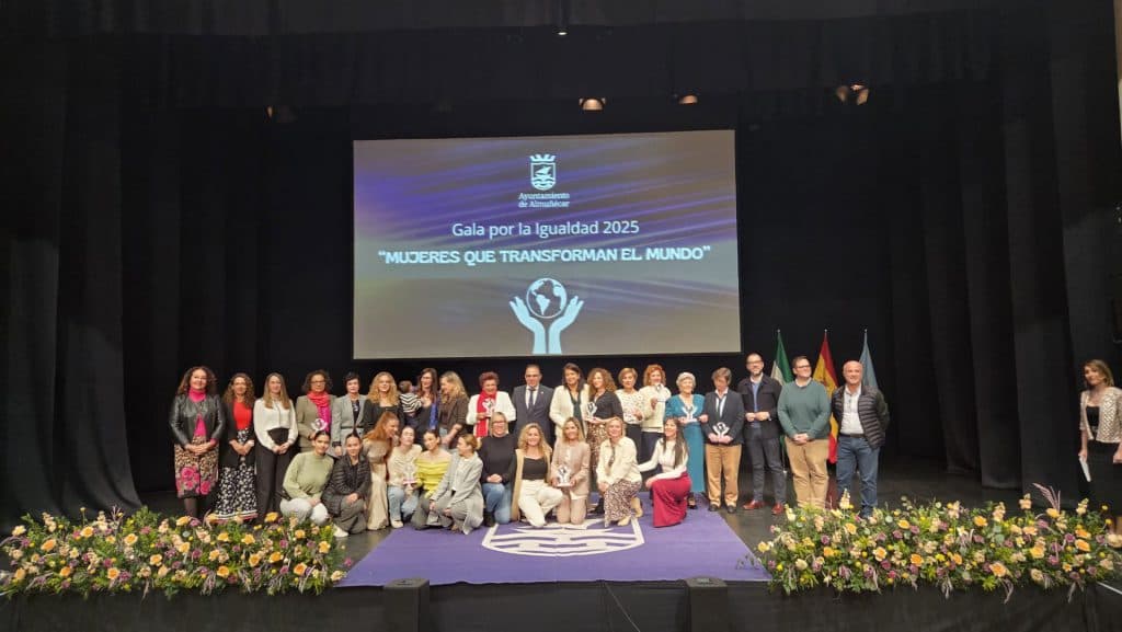 Almuñécar premia la trayectoria y valentía de mujeres en la Gala de la Igualdad 2025