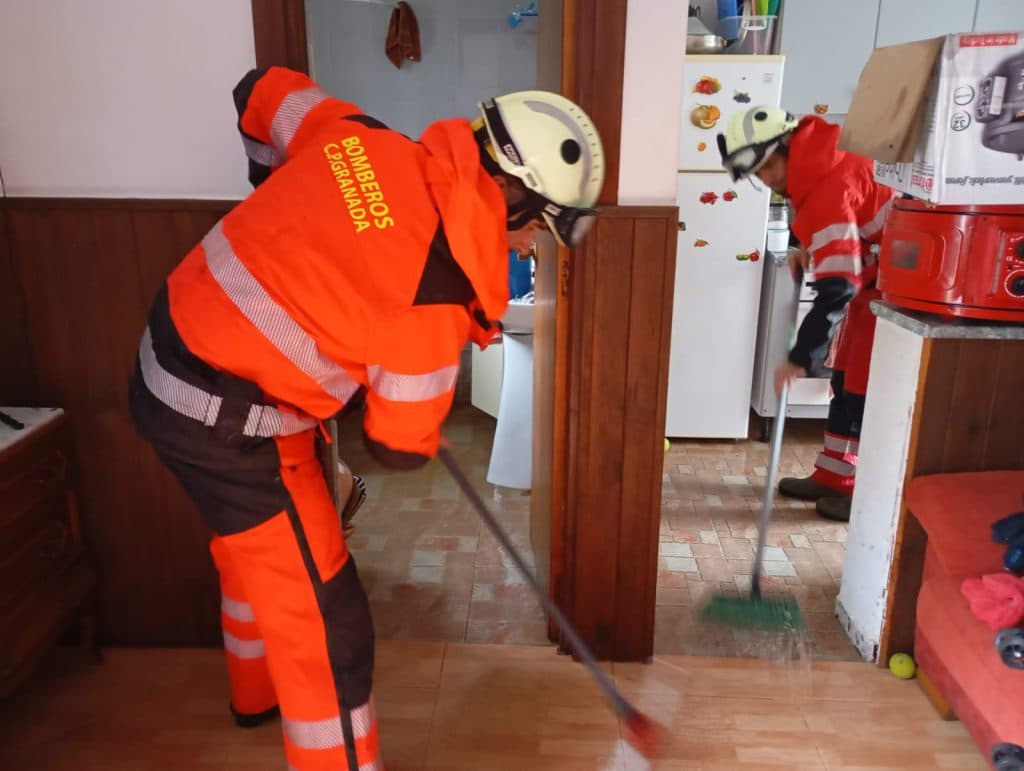 Bomberos y Policía Local de Almuñécar intervienen en unas 30 incidencias por las lluvias