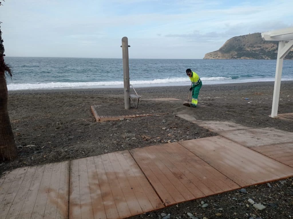 Los servicios de limpieza de Almuñécar devuelven las playas a la normalidad
