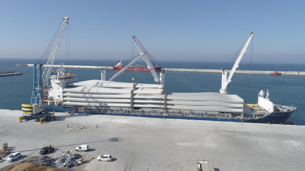 El Puerto se especializa en cargas especiales de grandes dimensiones, con la exportación de 5.000 palas eólicas los últimos cinco años