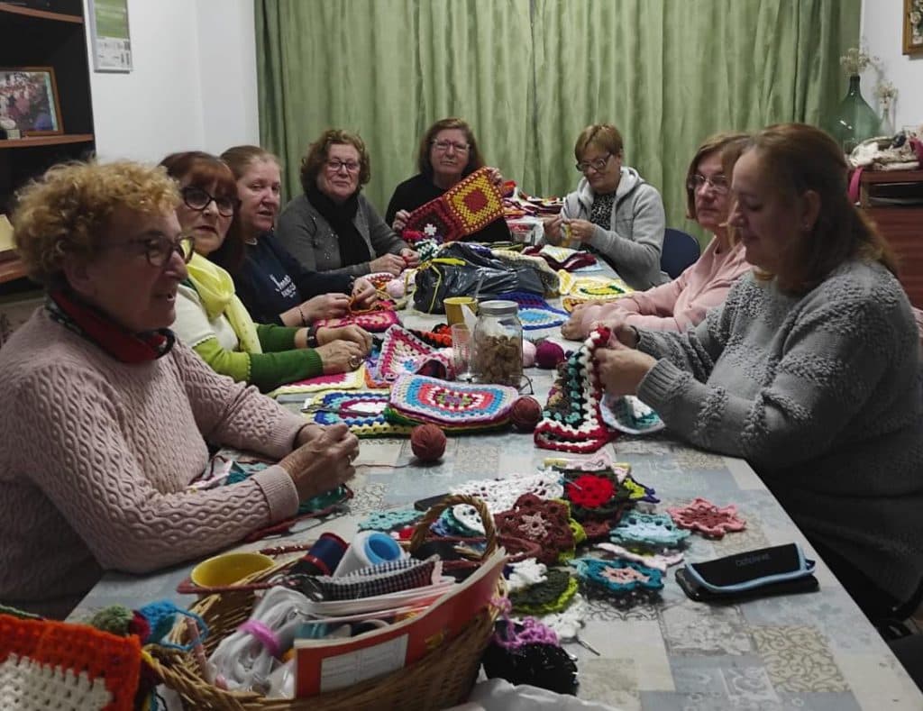 Bienestar Social de Salobreña invita a la ciudadanía a participar en la finalización del toldo de croché