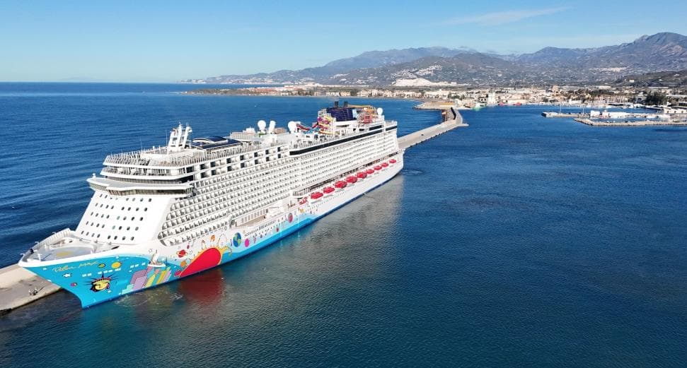 El Puerto de Motril da vida a la ciudad y provincia con los 4.000 pasajeros del crucero Norwegian Breakaway, el más numeroso de la temporada, en su primera escala en el litoral granadino