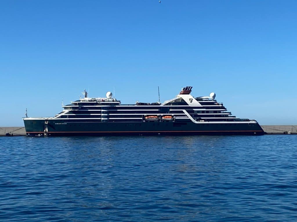 El lujoso Seabourn Venture se suma a la nómina de cruceros que hacen escala en el Puerto de Motril