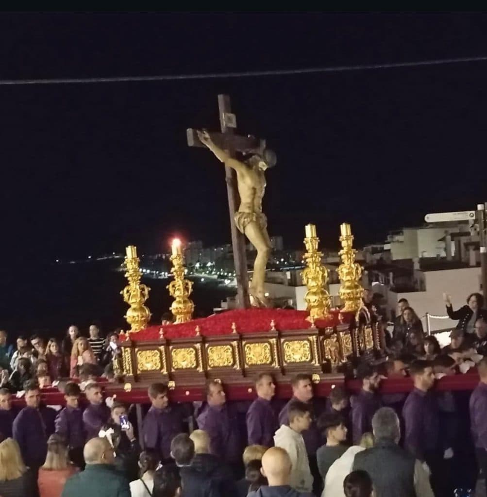 EN EL FARO, ECOS DE LA SEMANA SANTA EN LA VILLA: ¡SILENCIO EN LA NOCHE¡ PASA POR LAS CALLES EL CRISTO DEL PERDÓN