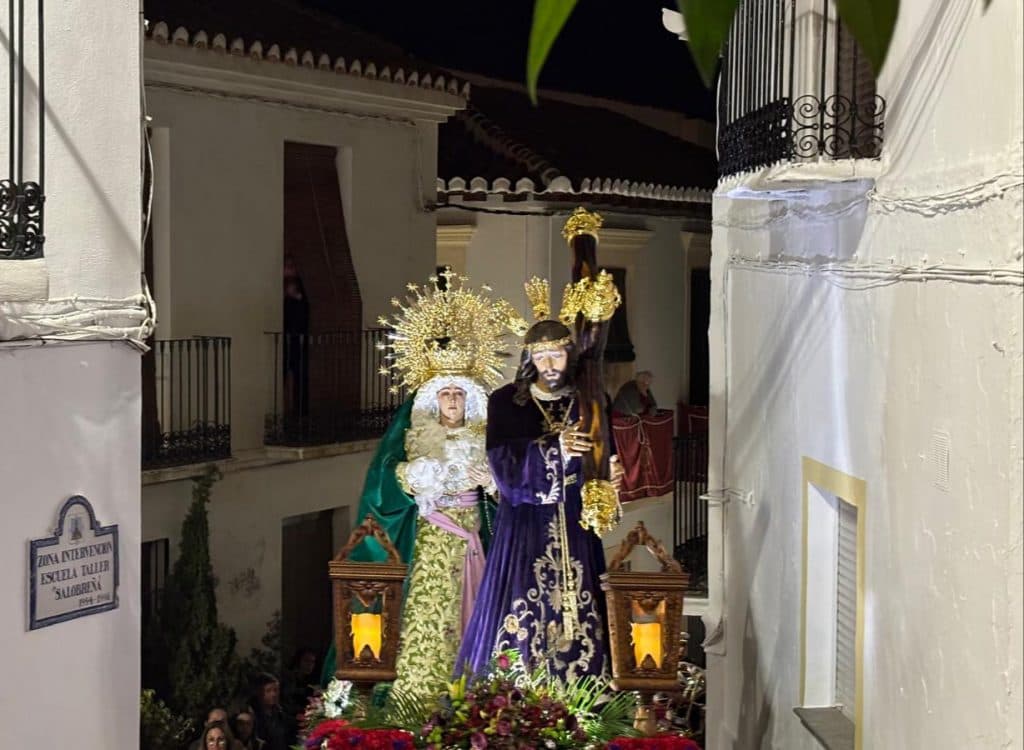 SALOBREÑA ACOGE CON FE Y “ESPERANZA” A SU NAZARENO EN SU TRANSITO POR LAS CALLES