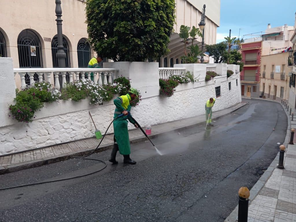 Almuñécar intensifica la limpieza para retirar la cera de las velas de los desfiles procesionales