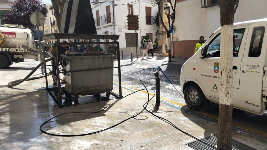 Lanjarón se prepara para la Semana Santa con una campaña intensiva de limpieza y jardinería