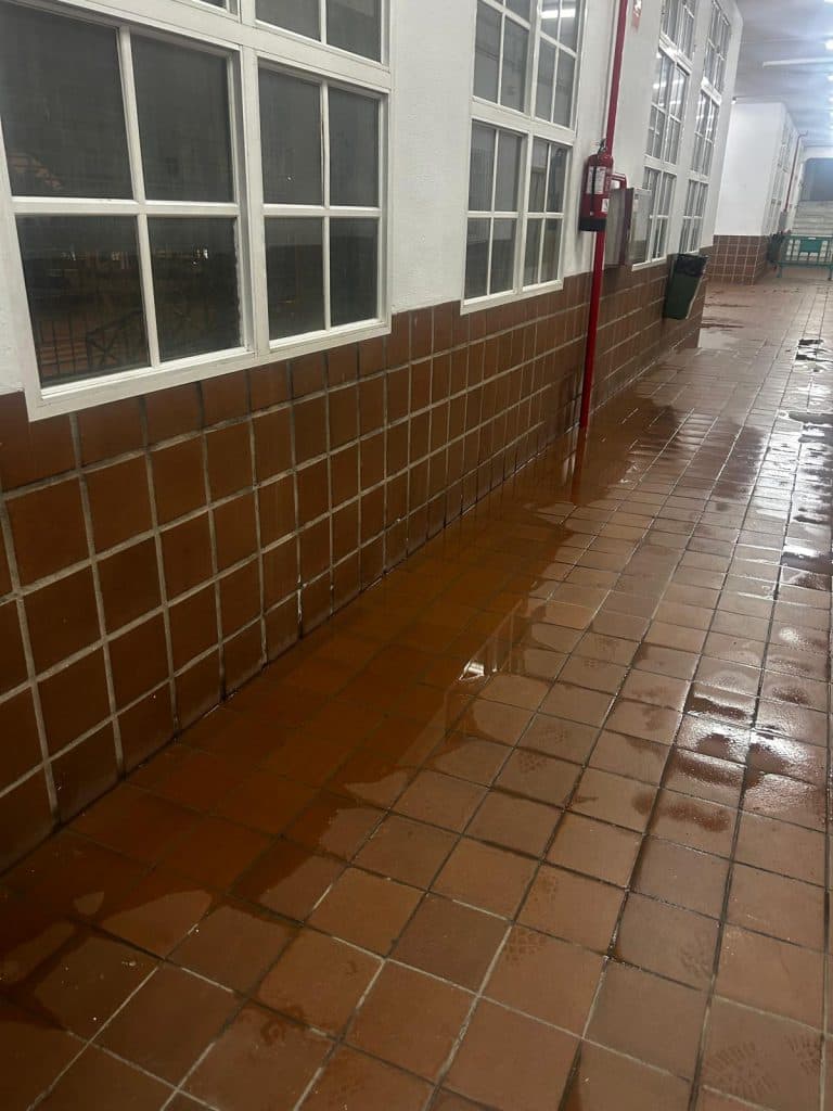 El PSOE critica el «lamentable estado de conservación del pabellón de deportes», con goteras y charcos por toda la instalación, y el cierre de muchas escuelas deportivas municipales