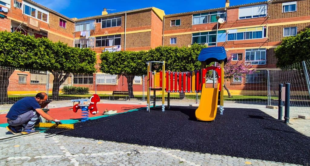 El Ayuntamiento de Motril continúa con la remodelación de los parques infantiles con la actuación en La Fabriquilla
