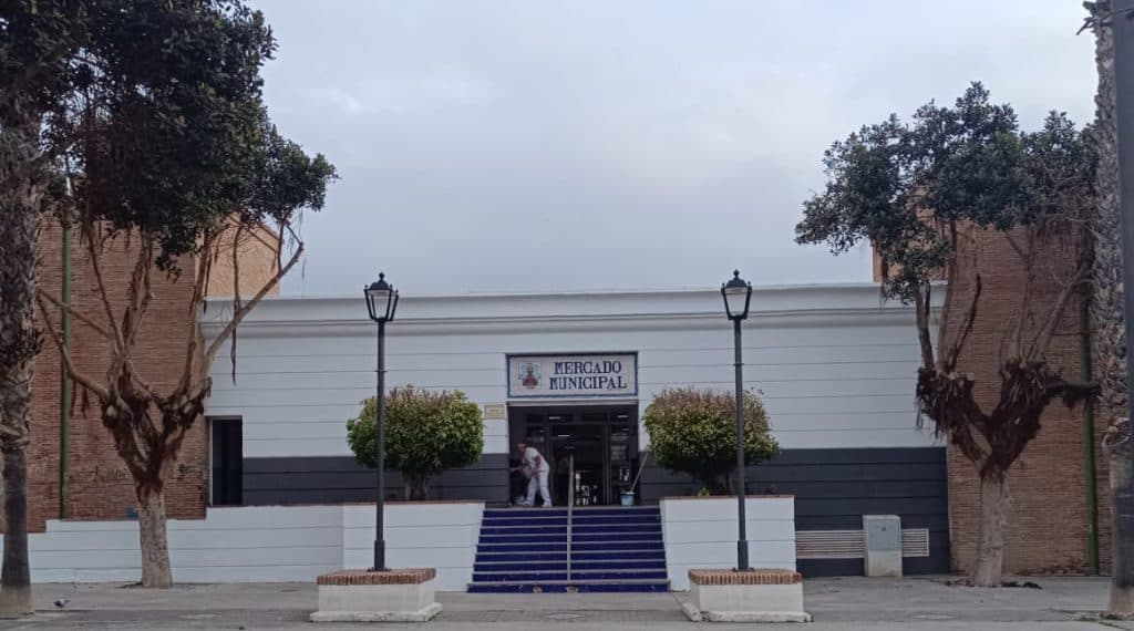 El Ayuntamiento de Salobreña renueva el exterior del Mercado Municipal