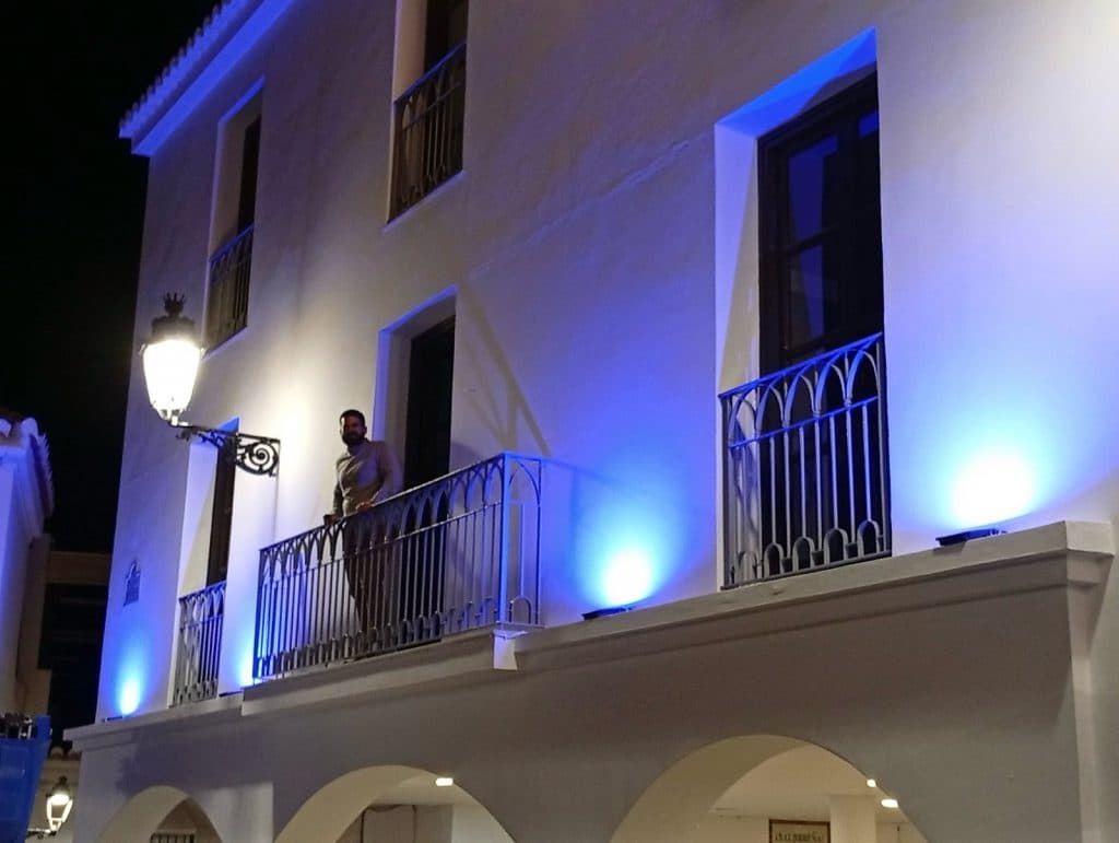 El antiguo ayuntamiento de la Villa estrena una nueva iluminación ornamental