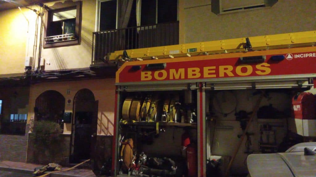 Fallece un hombre en su casa en un incendio en el barrio de Las Angustias de Motril