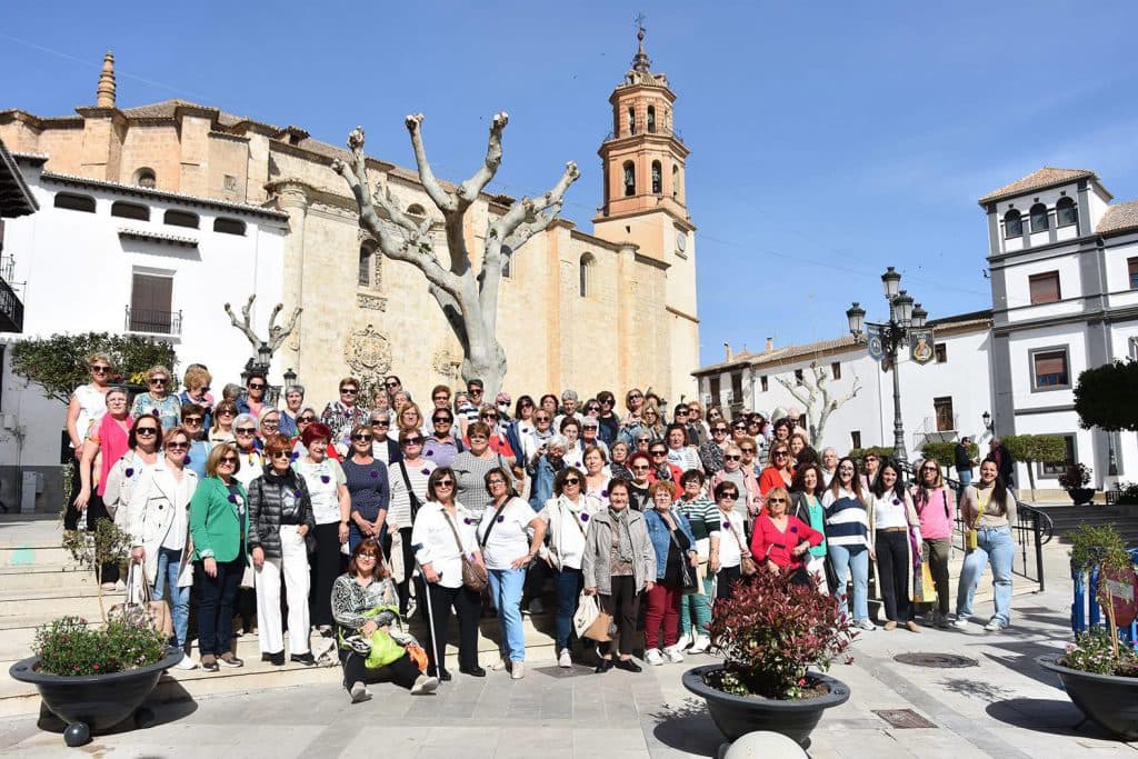 Un centenar de mujeres de Salobreña realizan una visita institucional a Baza