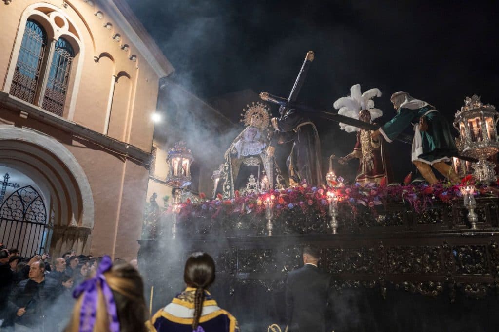 Y OBLIGARON A UNO QUE PASABA, SIMON DE CIRENE, A QUE LLEVARA LA CRUZ DE JESÚS (Mc 15:21)