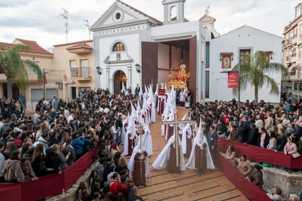 Y PILATO DIJO: ¿QUÉ HAGO CON JESUS, AL QUE LLAMAN CRISTO? ¡AL MADERO CON ÉL! (Mt. 27-22)