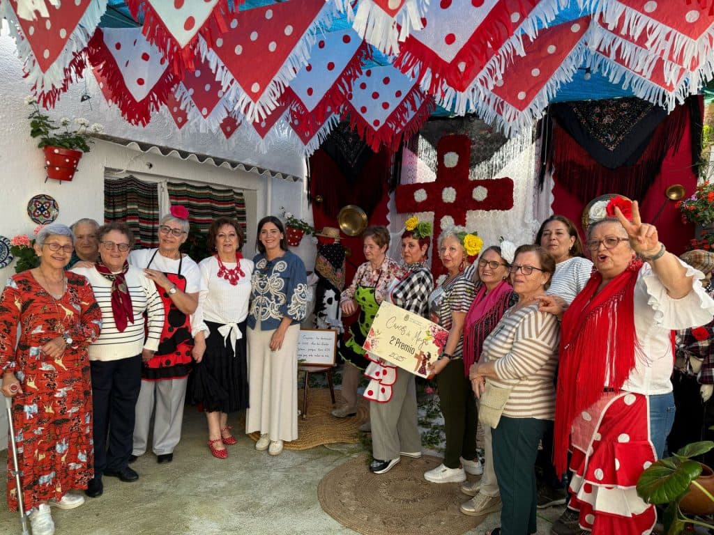 Cruz Alhambra en Almuñécar y Barrio Alto en La Herradura ganan el certamen de Cruces de Mayo 2025