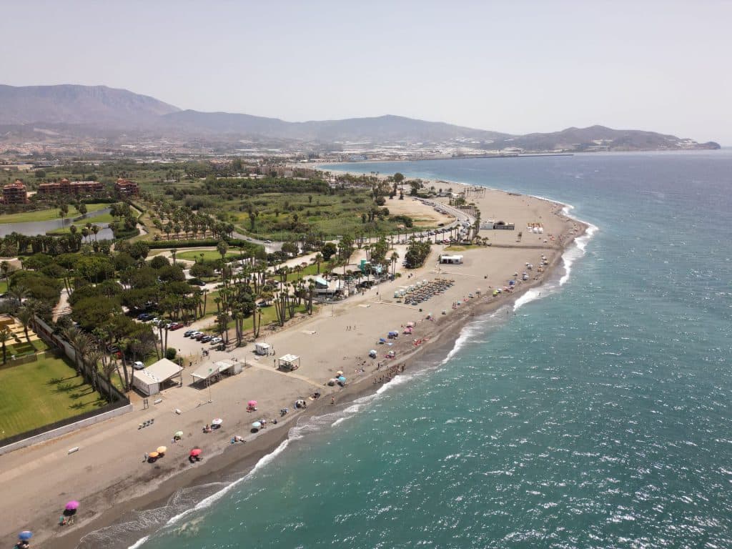 Playa Granada renueva, un año más, el distintivo de calidad de Bandera Azul