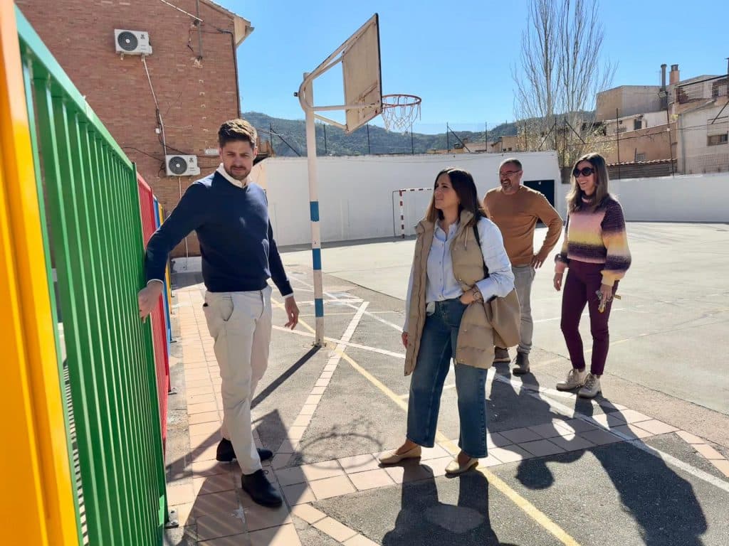 El Ayuntamiento de Lanjarón impulsa mejoras en las instalaciones del CEIP Lucena Rivas para «garantizar un entorno más seguro y accesible para el alumnado»
