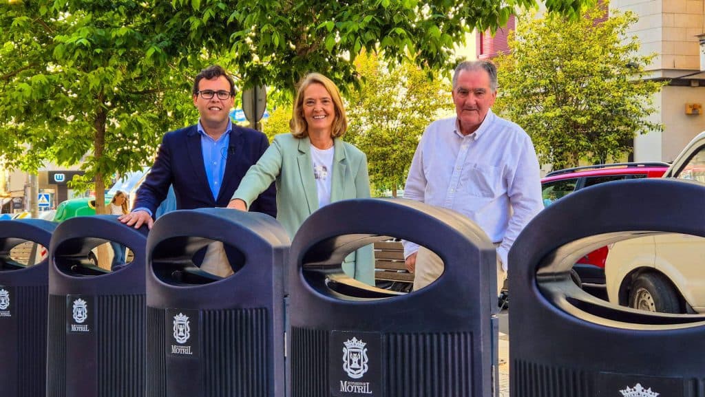 Motril renueva por completo el parque de papeleras con la implantación de 1.400 nuevas unidades