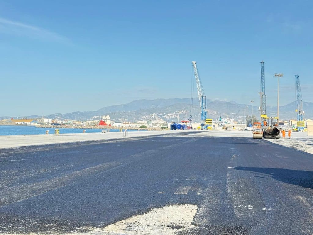 El Puerto mejora el firme del muelle de las Azucenas