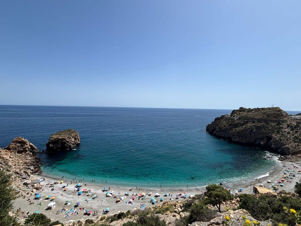 Castell de Ferro arranca la temporada con las playas preparadas y dos banderas azules