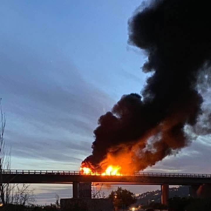 Arde un camión en la A-7 a la altura de Lobres