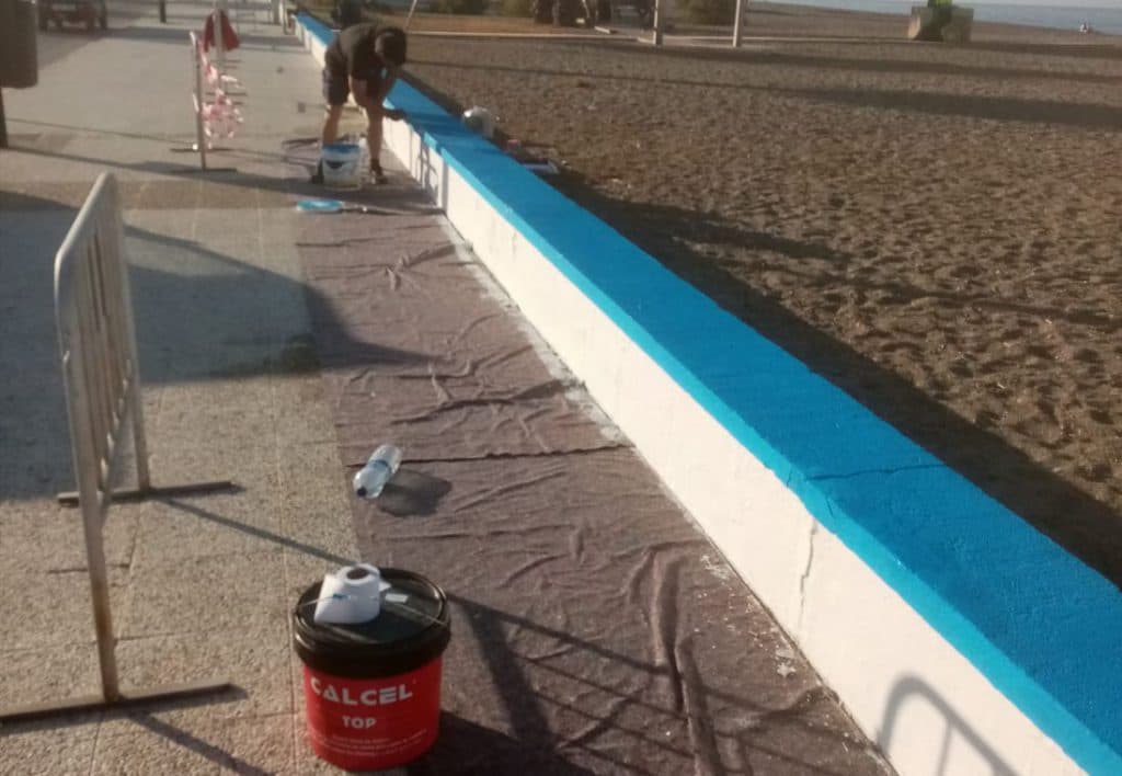 El muro del paseo marítimo de Salobreña renueva su imagen