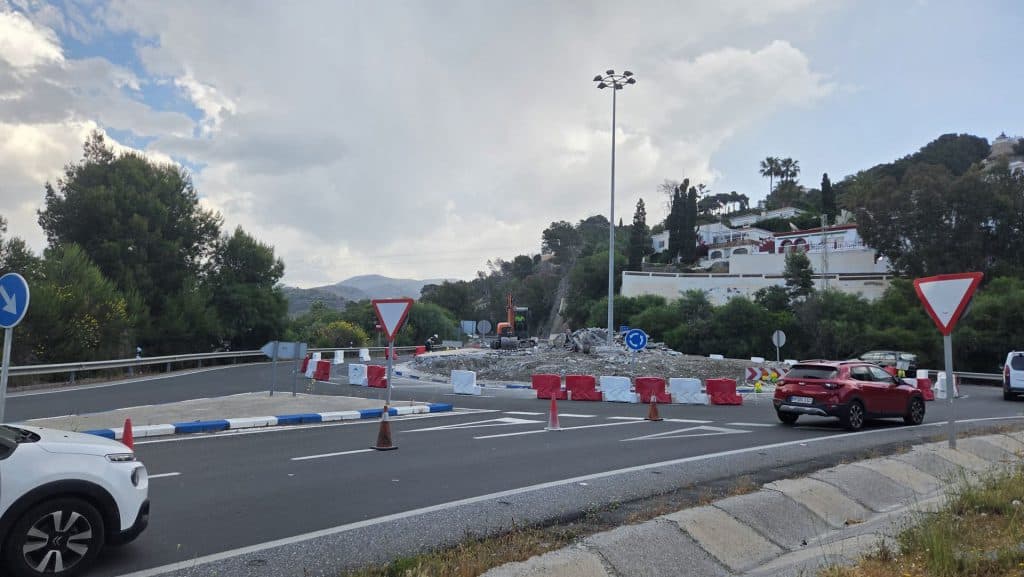 La instalación de la ornamentación e iluminación de las rotondas de la N-340 pude provocar retenciones de tráfico