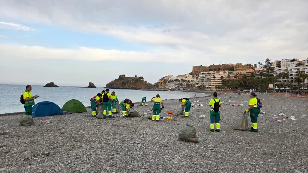 El dispositivo de limpieza deja las playas de Almuñécar «en perfecto estado» tras la noche de San Juan