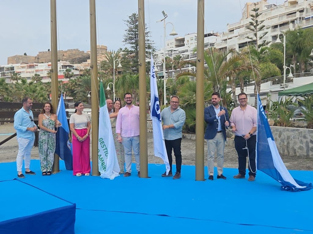 Almuñécar iza las 5 banderas azules que lucirán en sus playas este verano