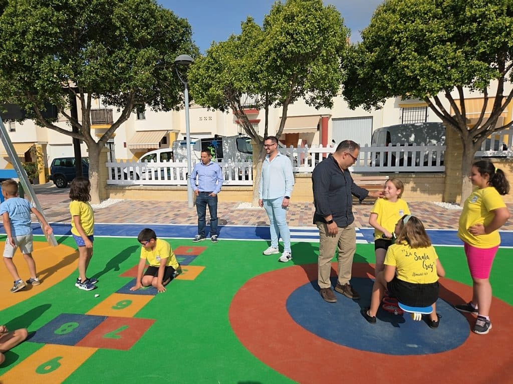 Reabre el parque infantil El Moruno en Almuñécar tras una renovación integral y nuevos columpios