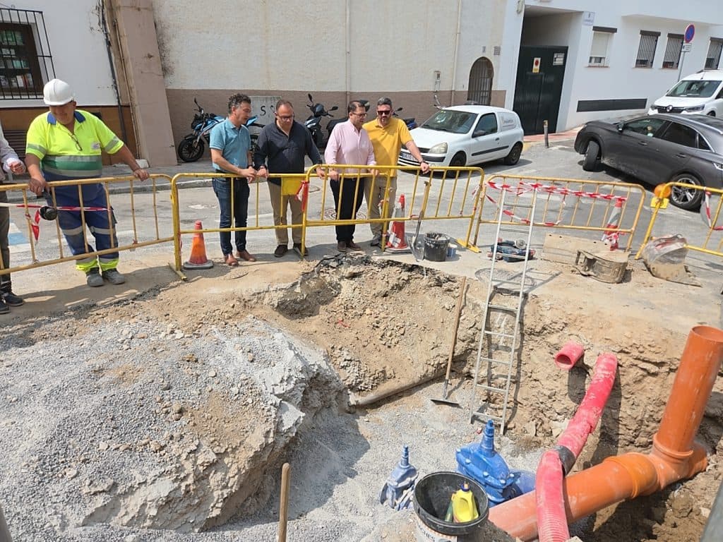 Sustituyen la tubería principal de abastecimiento de agua de La Herradura en la calle Real