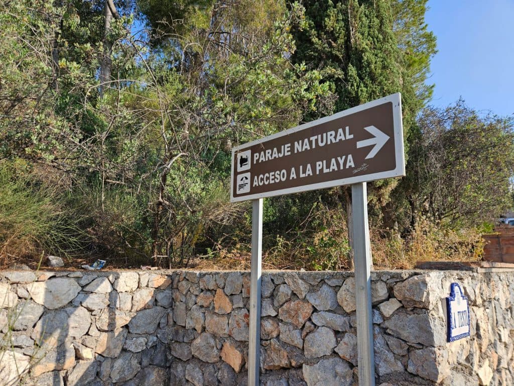 El Ayuntamiento de Almuñécar procede al desbroce y poda de la vegetación en la zona de Marina del Este