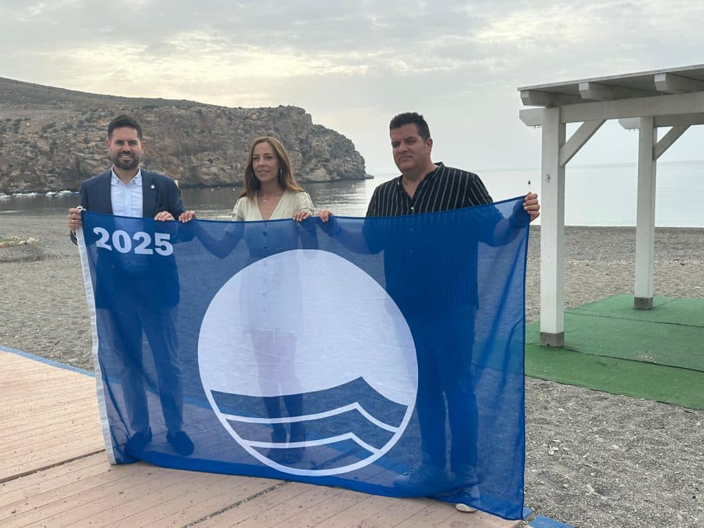 Día de izado: 13 playas granadinas ondean este año la Bandera Azul