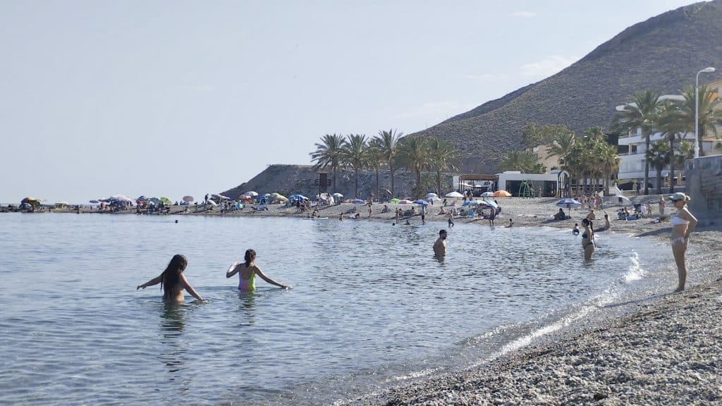 Gran día de playa en Castell de Ferro y la Costa Tropical para estrenar el mes de junio