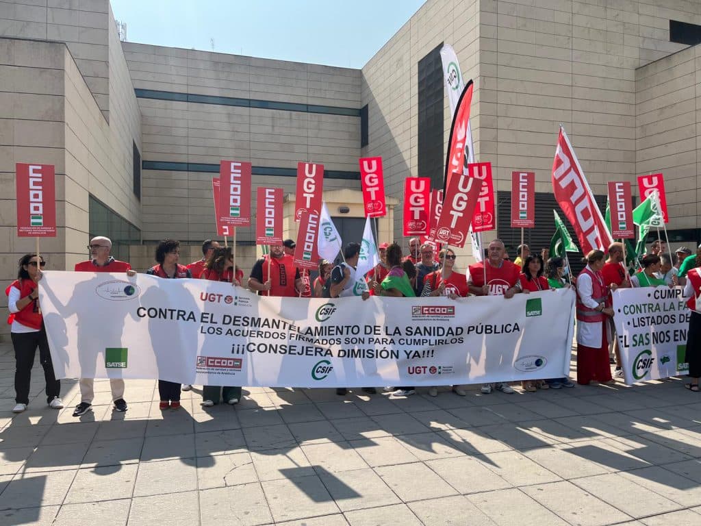 SATSE, CSIF, CCOO, UGT y Marea Blanca se concentran contra la falta de contrataciones para este verano, «la situación caótica de la Bolsa del SAS y el deterioro de la sanidad pública»