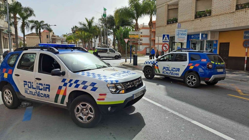 La rápida intervención de la Policía Local y los Bomberos de Almuñécar salva la vida de una mujer de 91 años que vivía sola