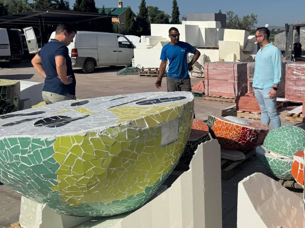 Figuras ornamentales de frutas tropicales embellecerán las rotondas de acceso a Almuñécar