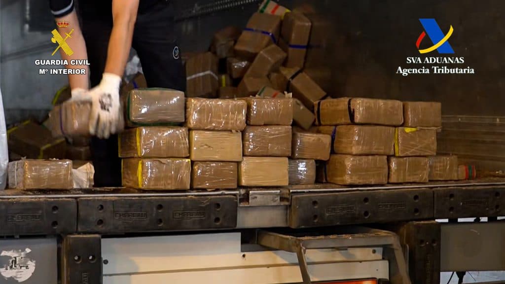 Descubiertos más de 2.800 kilos de hachís en el semirremolque de un camión en el Puerto de Motril